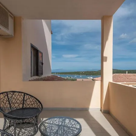 Perfectly Positioned Baia De Bahas Residence One Bedroom Sleeps 4- Num0884 Santa Marinella